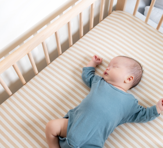 Bebelus care doarme in patut