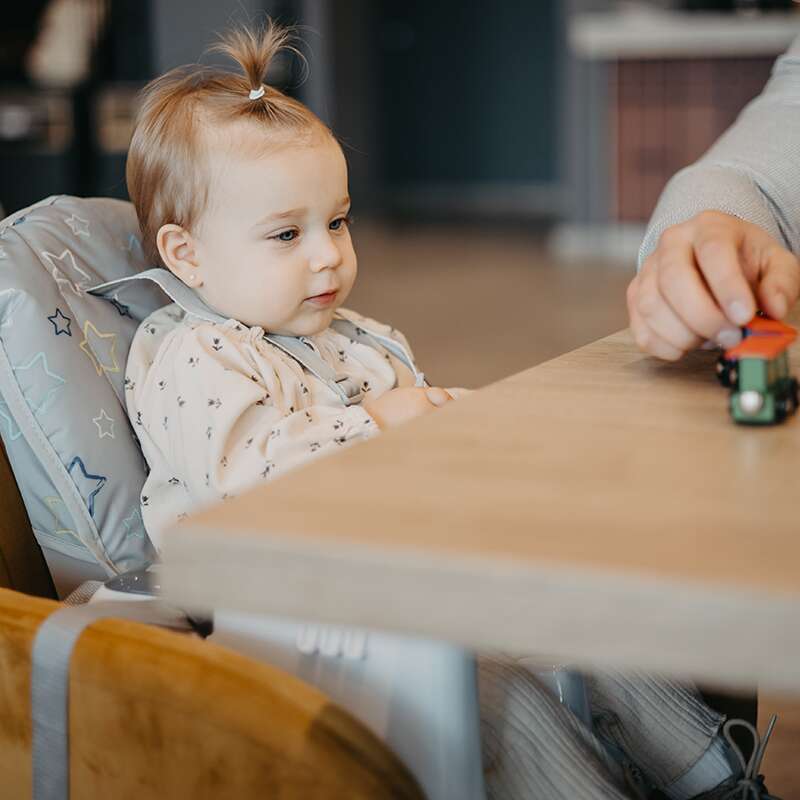 Scaun de luat masa multifunctional Coccolle Ziti Grey Stars