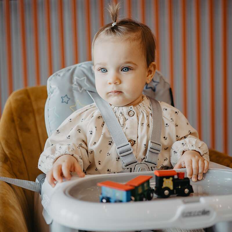 Scaun de luat masa multifunctional Coccolle Ziti Grey Stars