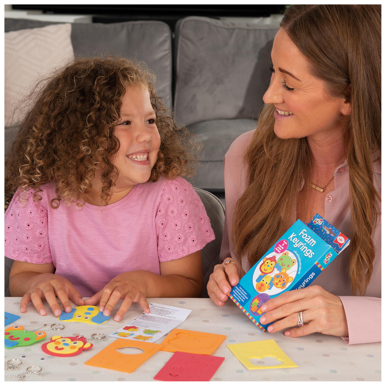 Creeaza brelocuri din spuma