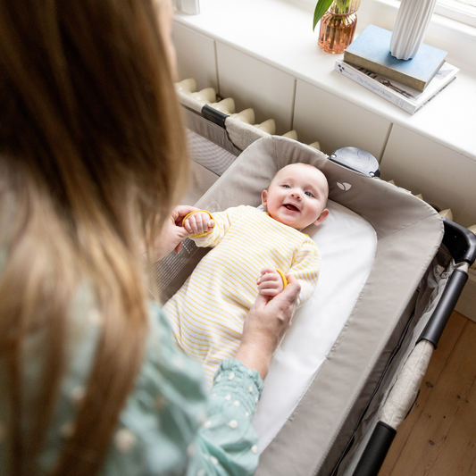 Joie - Patut pliant Commuter Change Gray Stripes, cu cosulet detasabil inclus