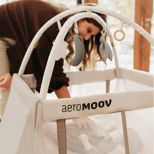 Aeromoov, Arcada de jucarii, pentru patut pliant de calatori, White Sand