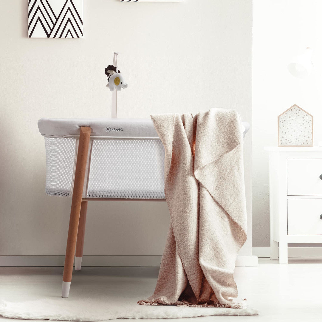 BabyGo - Patut cu cadru din Lemn si Bara de Jucarii Sleepgood Mesh