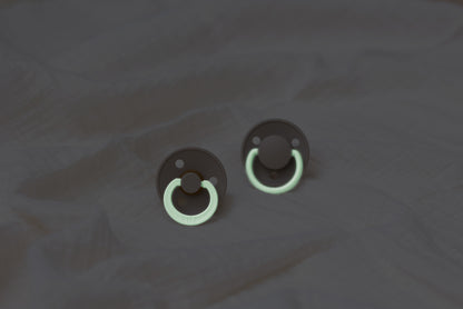 BIBS - Suzeta fosforescenta Colour GLOW Latex, tetina rotunda, 0 luni +-Dark Oak