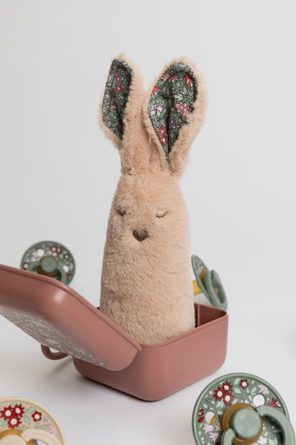 BIBS X Liberty Bundle - Set cutie cadou cu bavetica, cutie de suzeta, clip suzeta si jucarie multisenzoriala