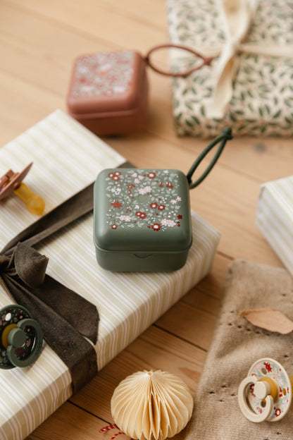 BIBS X Liberty Bundle - Set cutie cadou cu bavetica, cutie de suzeta, clip suzeta si jucarie multisenzoriala