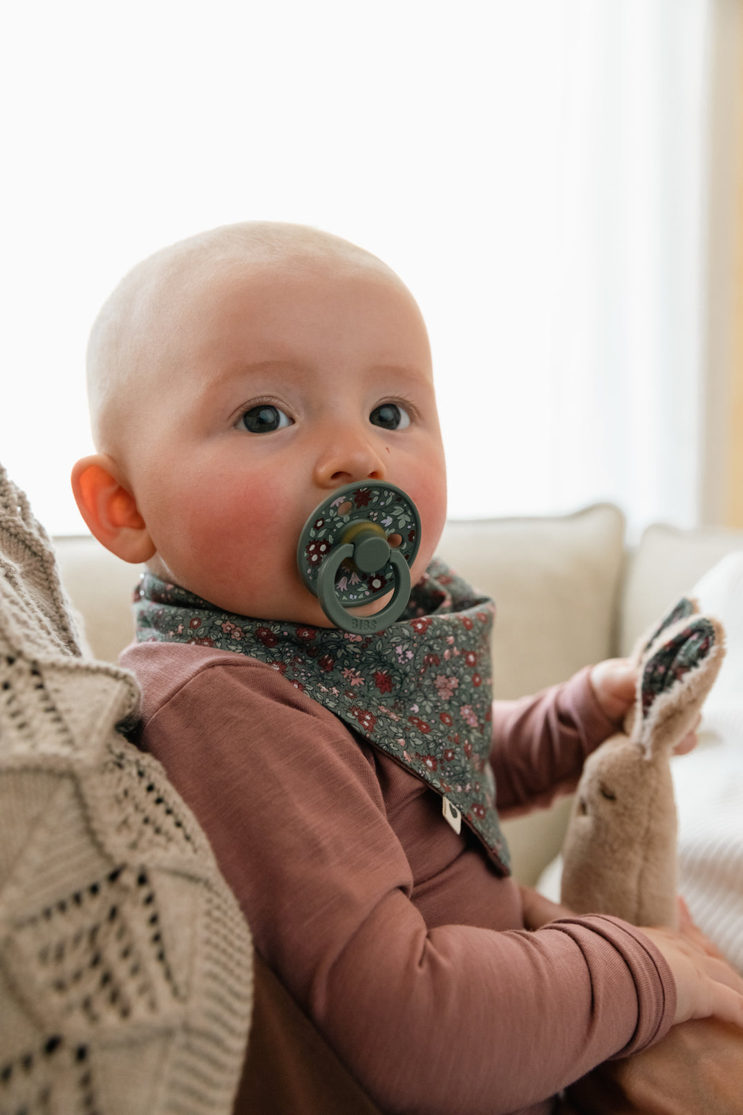 BIBS X Liberty Bundle - Set cutie cadou cu bavetica, cutie de suzeta, clip suzeta si jucarie multisenzoriala