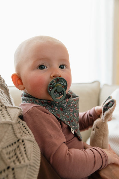 BIBS X Liberty Bundle - Set cutie cadou cu bavetica, cutie de suzeta, clip suzeta si jucarie multisenzoriala