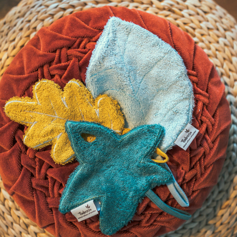 Textil din bambus pentru dentitie cu agatatoare suzeta Frunza Rosewood 11247 TM-TUT04-532