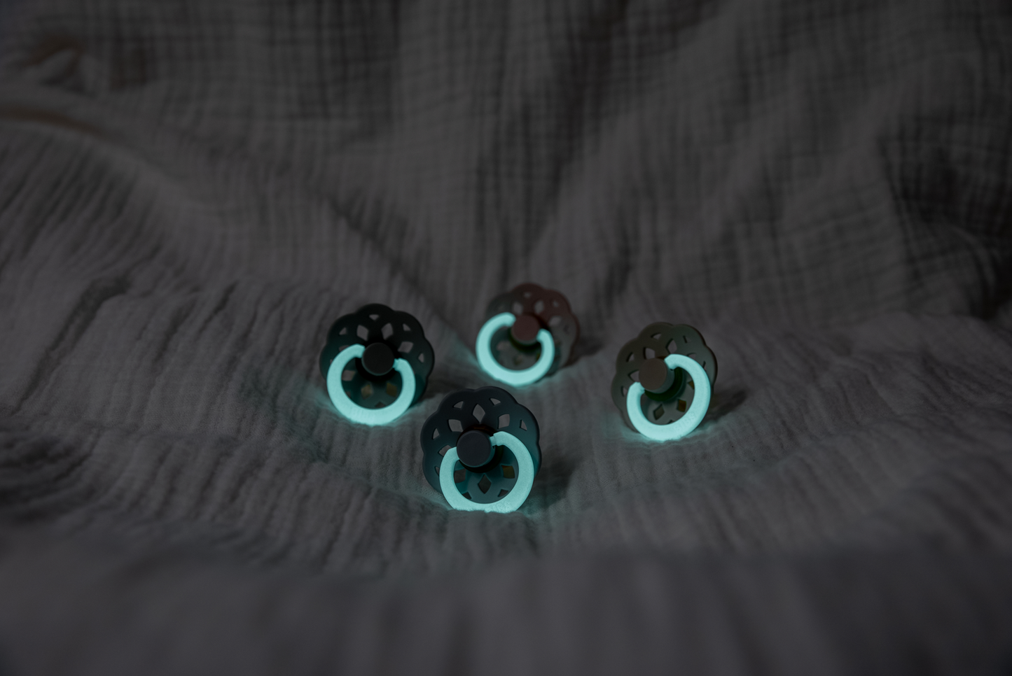 BIBS - Suzeta fosforescenta Colour Glow Latex, tetina rotunda, 6 luni +-Sage