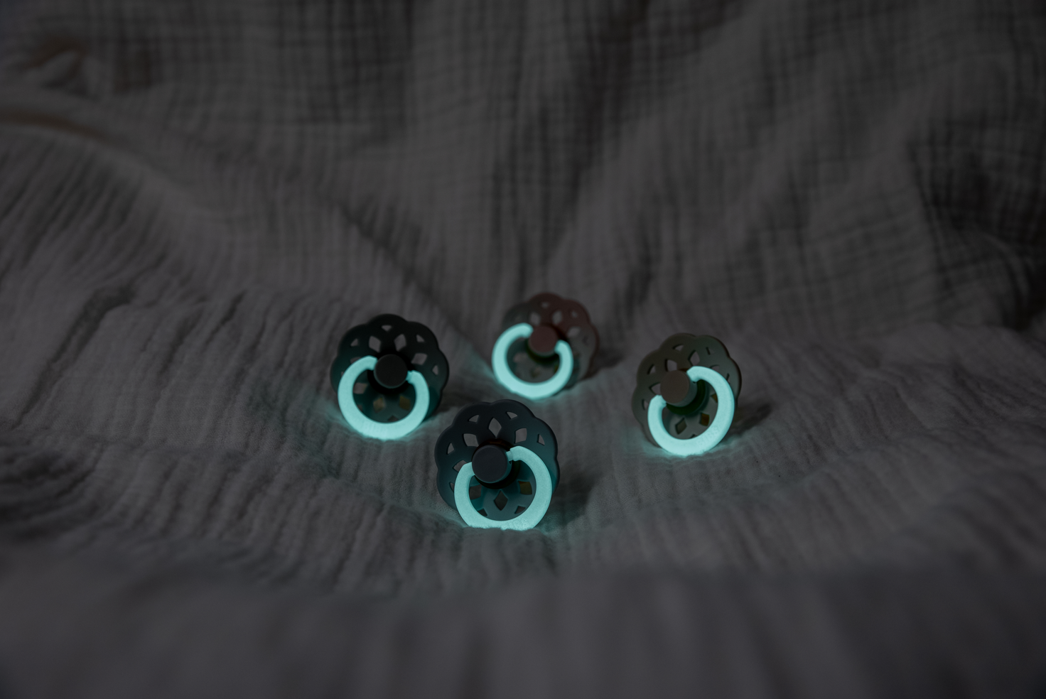 BIBS - Set 2 suzete fosforescente Colour Glow Latex, tetina rotunda, 6 luni +-Iron/Baby Blue