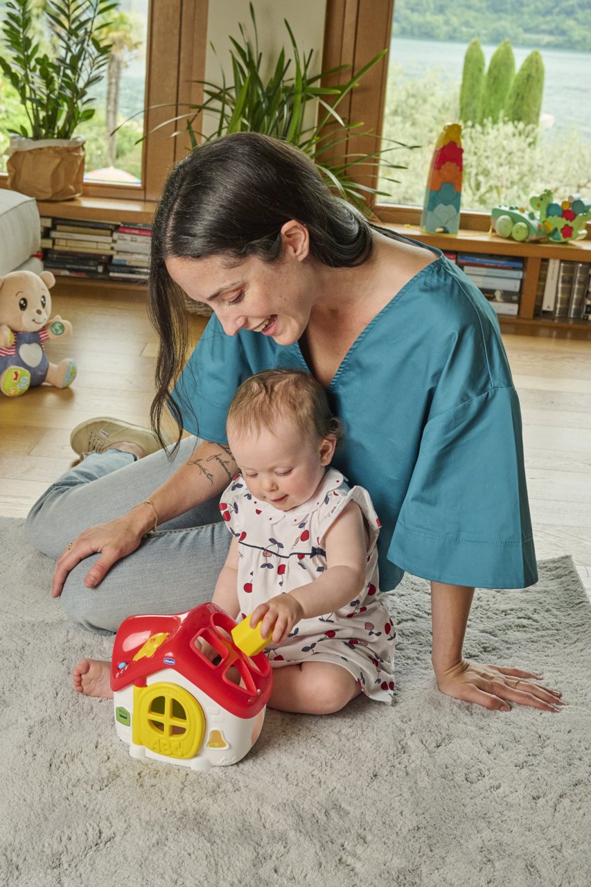 Jucarie de sortare 2 in 1 Chicco casuta ABC, franceza-engleza,10-36luni