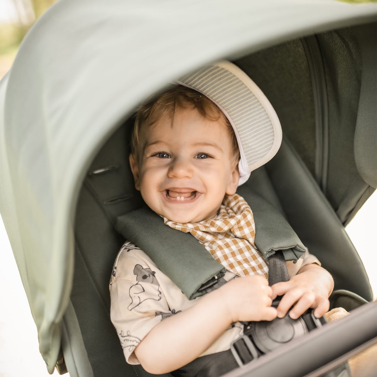 BabyGo - Carucior 3 in 1 Harmony Green cu maner reglabil pe inaltime, cadru Black