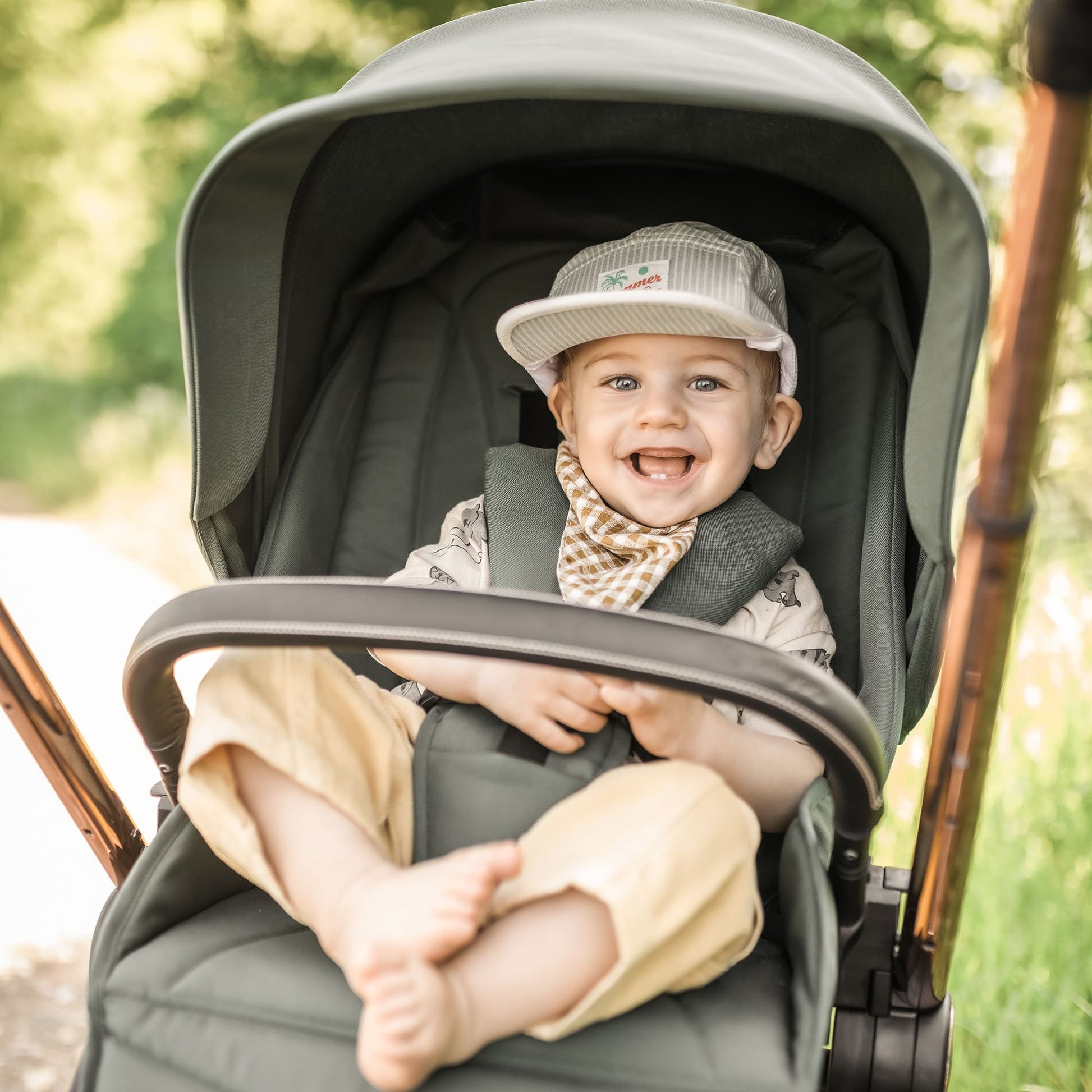 BabyGo - Carucior 3 in 1 Harmony Green cu maner reglabil pe inaltime, cadru Black