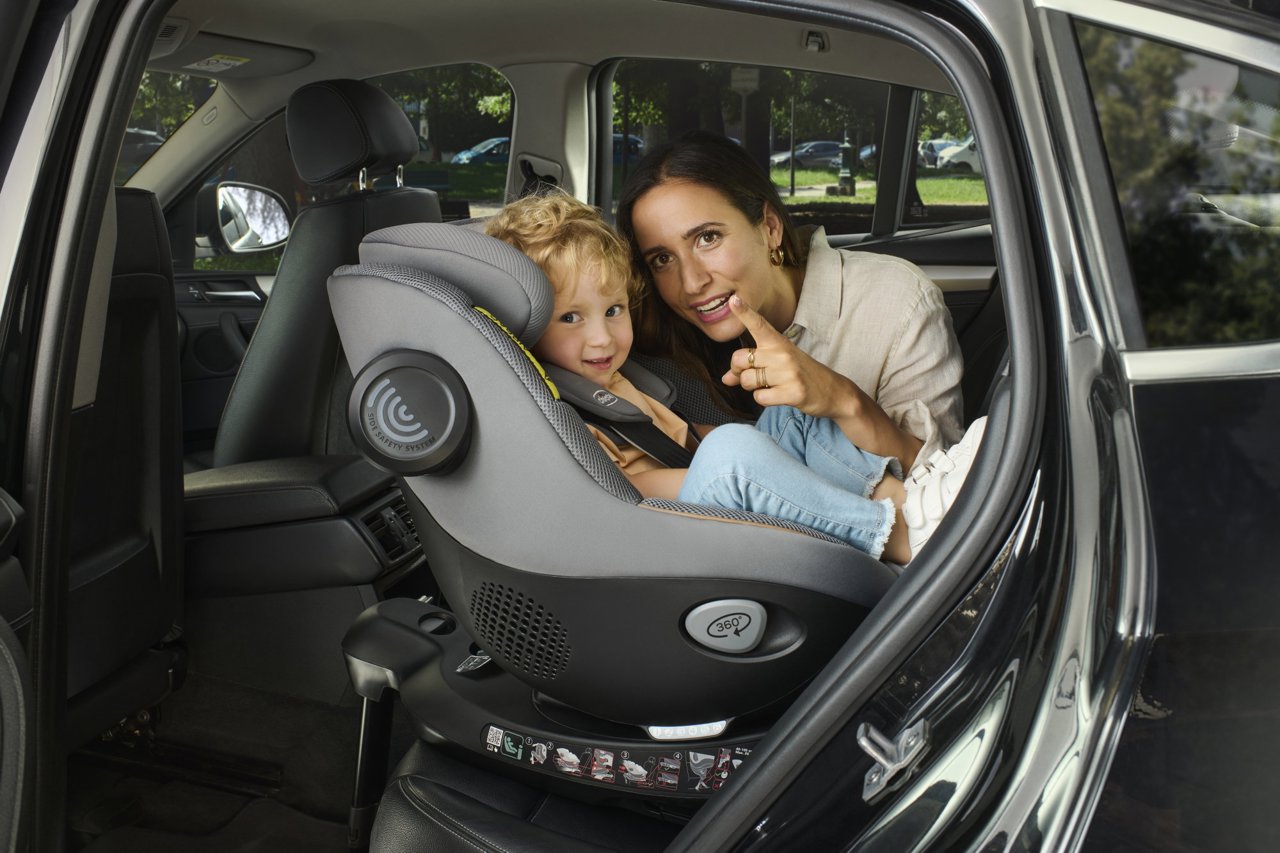 Scaun auto rotativ cu baza isofix Chicco Seat 105 i-Size, Posh Black, 40-105cm, de la nastere pana la 4 ani