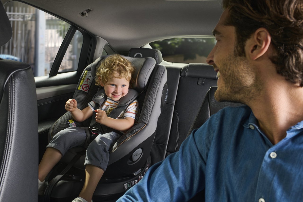 Scaun auto rotativ cu baza isofix Chicco Seat 105 i-Size, Posh Black, 40-105cm, de la nastere pana la 4 ani