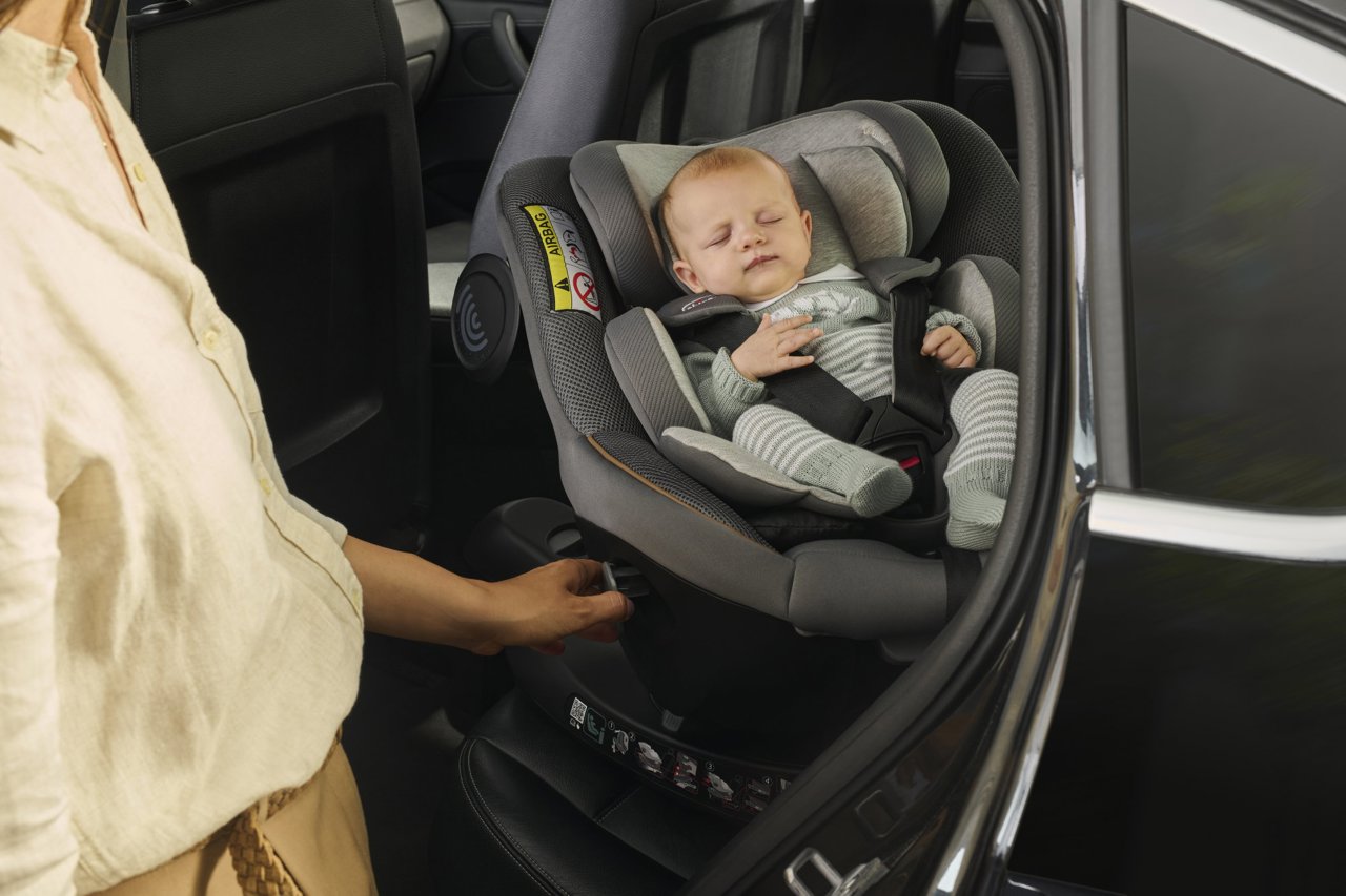 Scaun auto rotativ cu baza isofix Chicco Seat 105 i-Size, Posh Black, 40-105cm, de la nastere pana la 4 ani