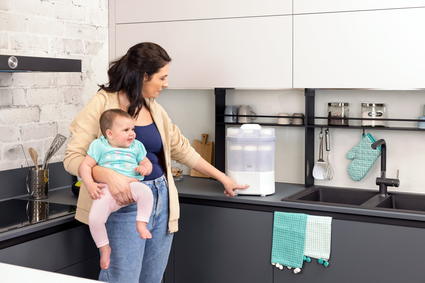 Sterilizator electric digital Chicco cu uscator biberoane si accesorii mici, 0luni+